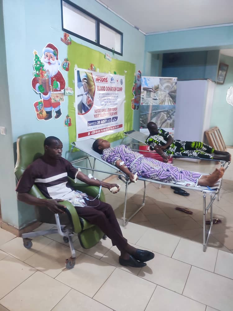 Lire la suite à propos de l’article Campagne de don de sang à Parakou :  un élan de solidarité autour de la clinique L’As de Cœur